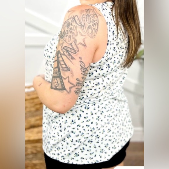 P.S. Kate white and blue floral feminine tank with pocket. Size 2X - Picture 2 of 10